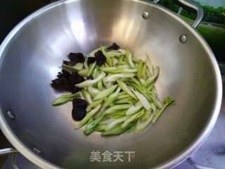 西芹炒鸡蛋干步骤4