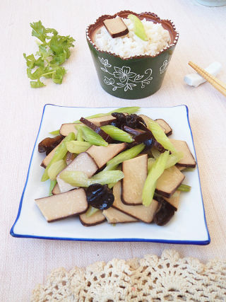西芹炒鸡蛋干步骤7