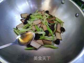西芹炒鸡蛋干步骤6