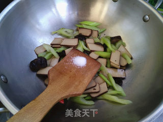 西芹炒鸡蛋干步骤5