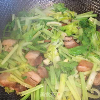 五花肉香芹炒豆皮步骤3
