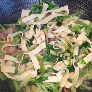 五花肉香芹炒豆皮步骤4