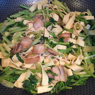 五花肉香芹炒豆皮步骤5