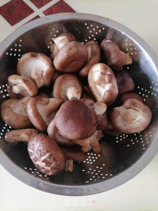 炒香菇步骤1