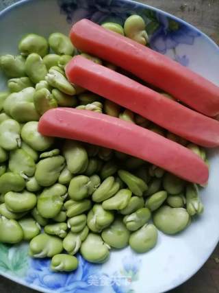 蚕豆炒热狗肠步骤1