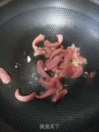 蚕豆炒热狗肠步骤3