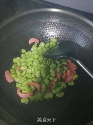 蚕豆炒热狗肠步骤4