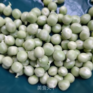 肉丁薤白炒豌豆步骤1