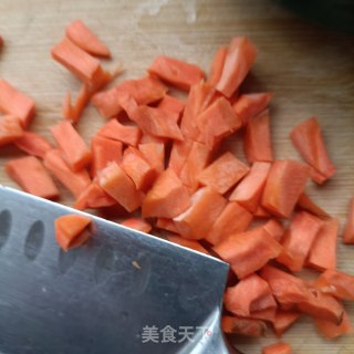 肉丁薤白炒豌豆步骤2