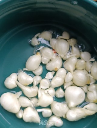 肉丁薤白炒豌豆步骤7