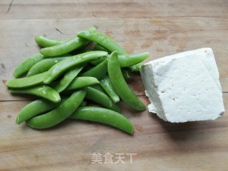 甜豆角炒豆腐步骤1