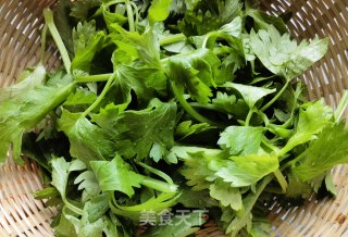 胡萝卜土豆蒸芹菜叶步骤1
