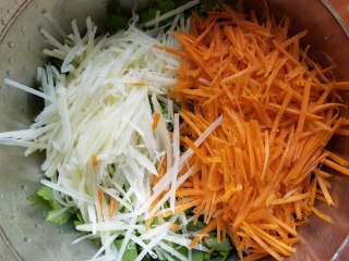 胡萝卜土豆蒸芹菜叶步骤4