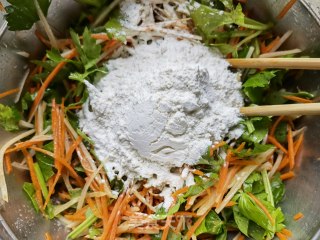 胡萝卜土豆蒸芹菜叶步骤7