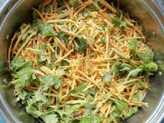 胡萝卜土豆蒸芹菜叶步骤9