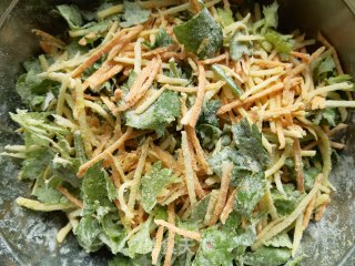 胡萝卜土豆蒸芹菜叶步骤8