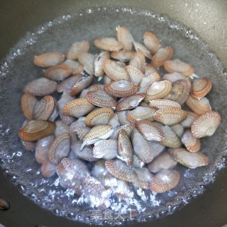 酱汁炒花甲 步骤5