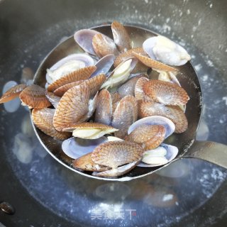 酱汁炒花甲 步骤6