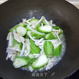 鲜菇炒丝瓜 步骤7