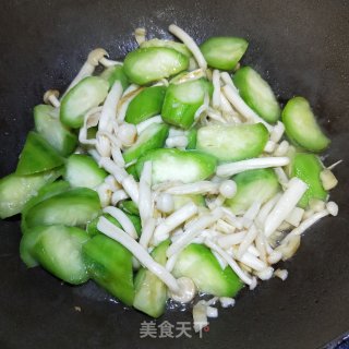 鲜菇炒丝瓜 步骤8