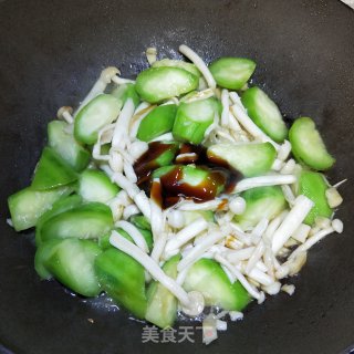 鲜菇炒丝瓜 步骤9