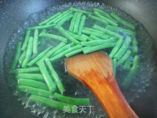 肉枣肠炒四季豆步骤5