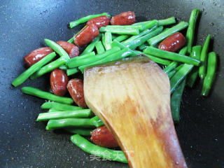 肉枣肠炒四季豆步骤6