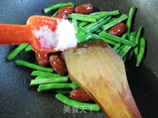肉枣肠炒四季豆步骤7