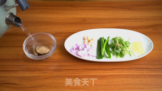 清蒸鲈鱼想要好吃，细节很重要，加入这位料让它更加与众不同步骤1