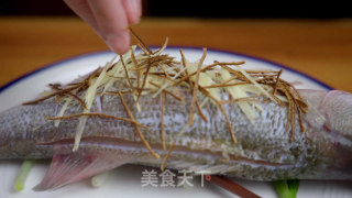 清蒸鲈鱼想要好吃，细节很重要，加入这位料让它更加与众不同步骤3