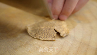 清蒸鲈鱼想要好吃，细节很重要，加入这位料让它更加与众不同步骤2