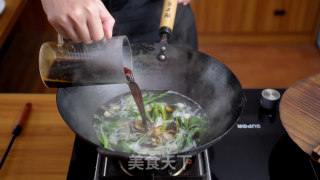 清蒸鲈鱼想要好吃，细节很重要，加入这位料让它更加与众不同步骤6