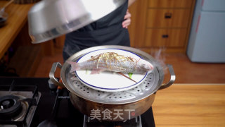 清蒸鲈鱼想要好吃，细节很重要，加入这位料让它更加与众不同步骤5