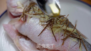 清蒸鲈鱼想要好吃，细节很重要，加入这位料让它更加与众不同步骤4