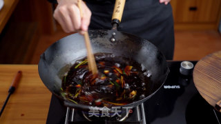 清蒸鲈鱼想要好吃，细节很重要，加入这位料让它更加与众不同步骤7
