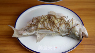 清蒸鲈鱼想要好吃，细节很重要，加入这位料让它更加与众不同步骤8