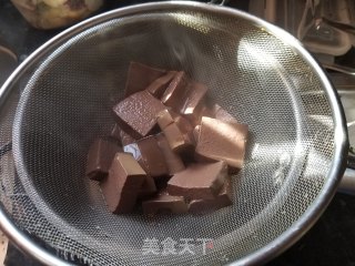豆芽韭菜炒鸭血步骤6
