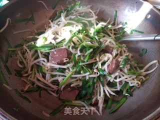 豆芽韭菜炒鸭血步骤11