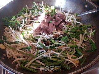豆芽韭菜炒鸭血步骤10