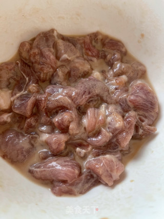 瘦肉炒豌豆仁步骤1
