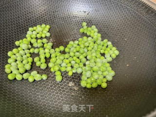 瘦肉炒豌豆仁步骤4