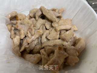 瘦肉炒豌豆仁步骤3