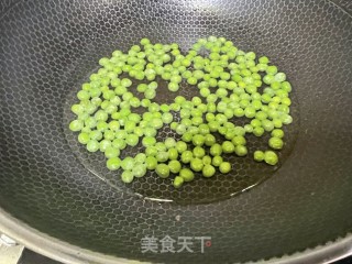 瘦肉炒豌豆仁步骤5