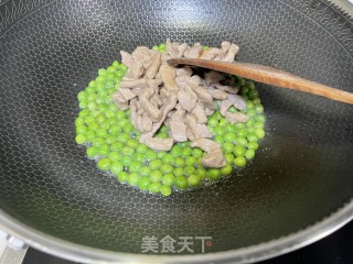 瘦肉炒豌豆仁步骤6