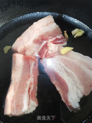 儿子最爱的&鲜笋段&红烧五花肉步骤1
