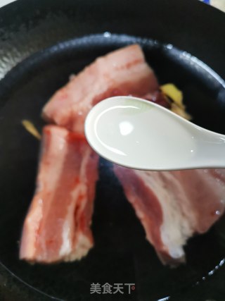 儿子最爱的&鲜笋段&红烧五花肉步骤2