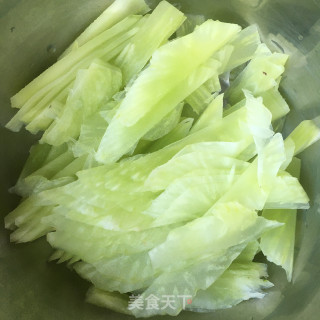 菜椒洋葱炒笋片步骤2