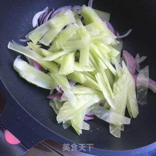菜椒洋葱炒笋片步骤4