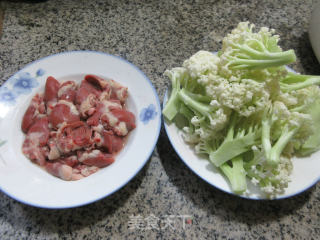 鸡心炒花菜步骤1