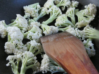 鸡心炒花菜步骤4